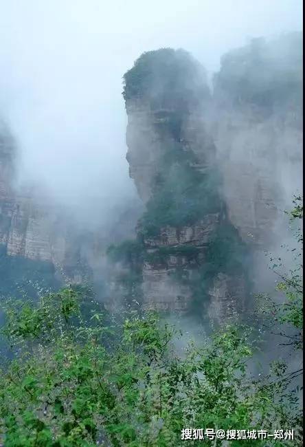 小编“拍了拍”你，一起来围观云雾缭绕的太行大峡谷！