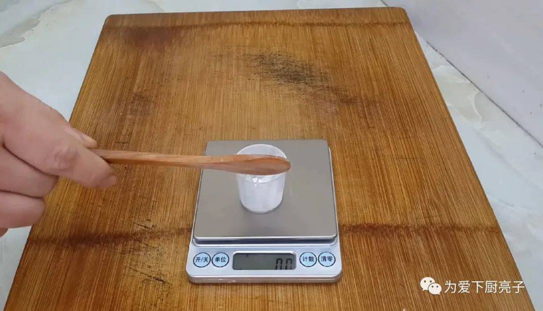 简单还快捷《自制香酥糕》一斤白糖，准备20克小苏打，提起称一下分量。