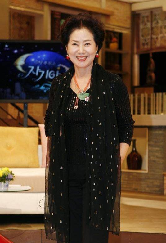 国民妈妈鲜于龙女为夫还债狂接戏照顾一家九口太心酸