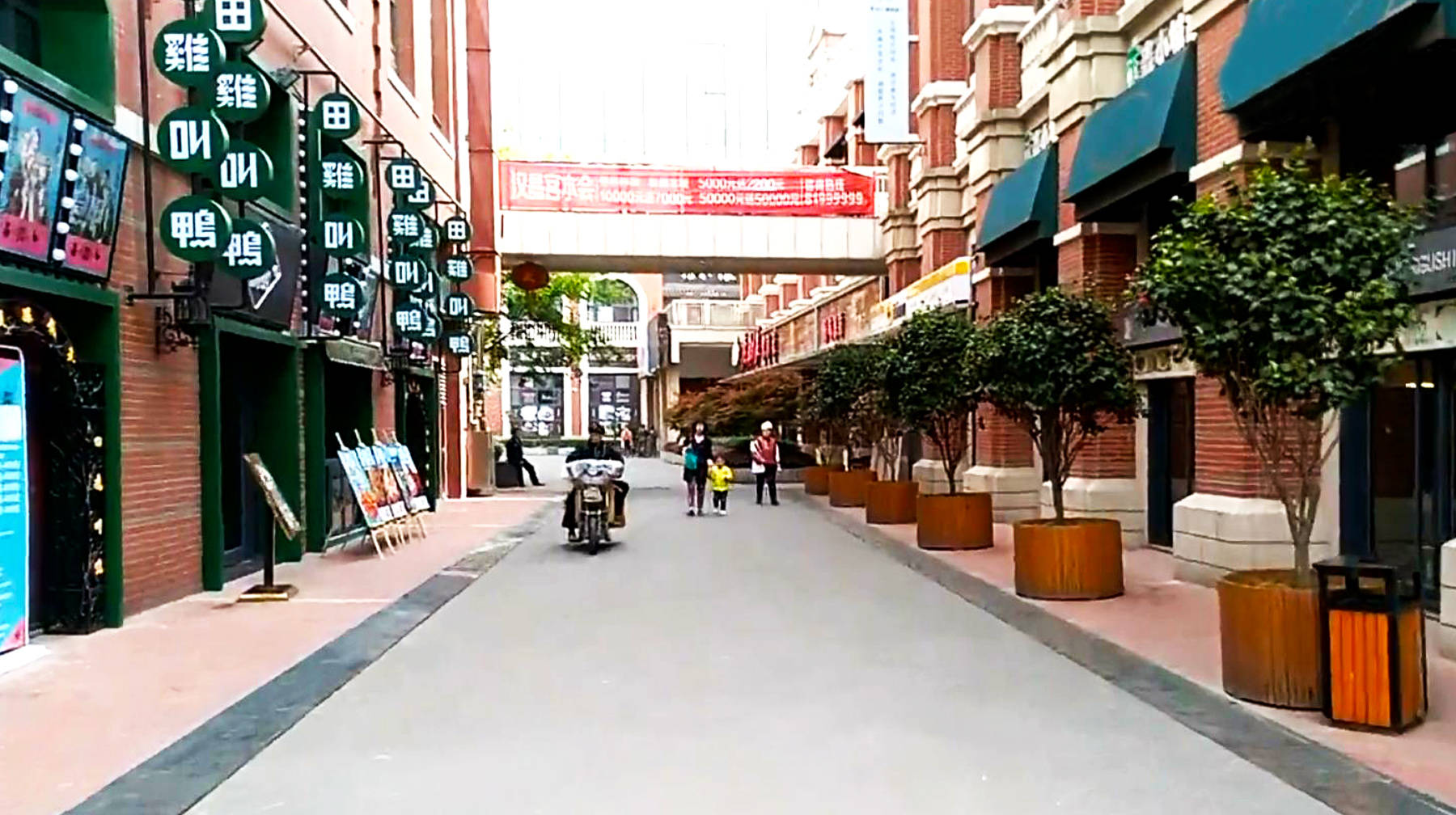 武汉城区有座民国范的步行街：建在汉口火车站旁，店铺样式是亮点