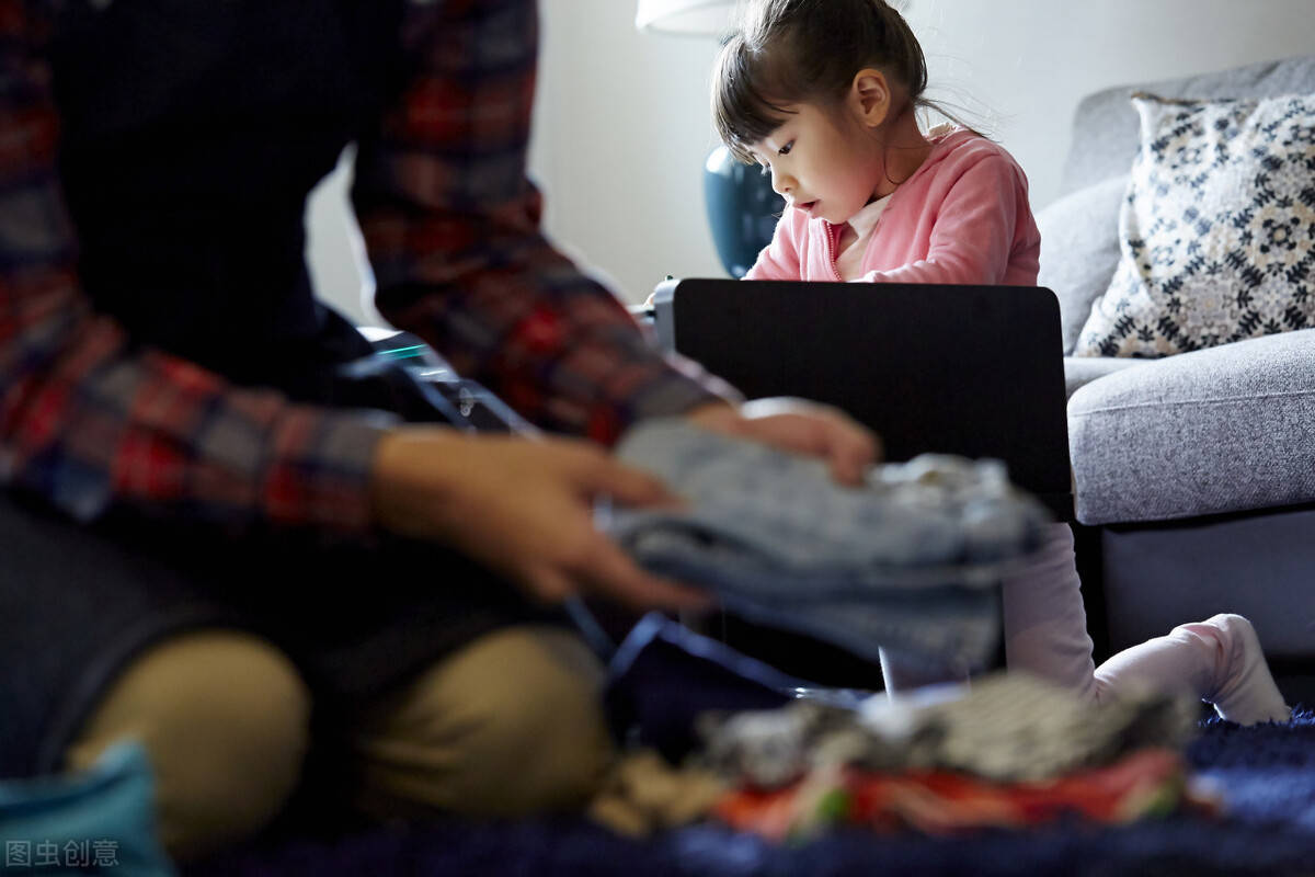 郭晶晶参加家长会,精致打扮被网友称赞:真正的富养从来不靠砸钱_孩子
