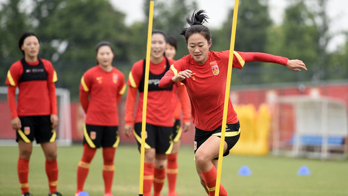 中国女足为东京奥运门票拼命 三大球靠女同胞挽回颜面?_进行