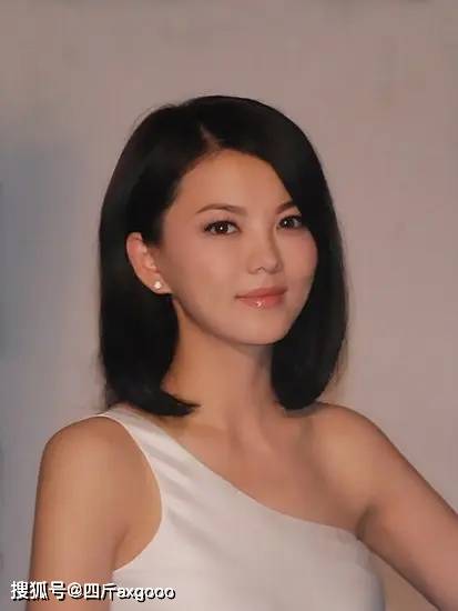 未受央视点名影响，李湘一家三口现身三亚酒店，女儿身材再惹争议