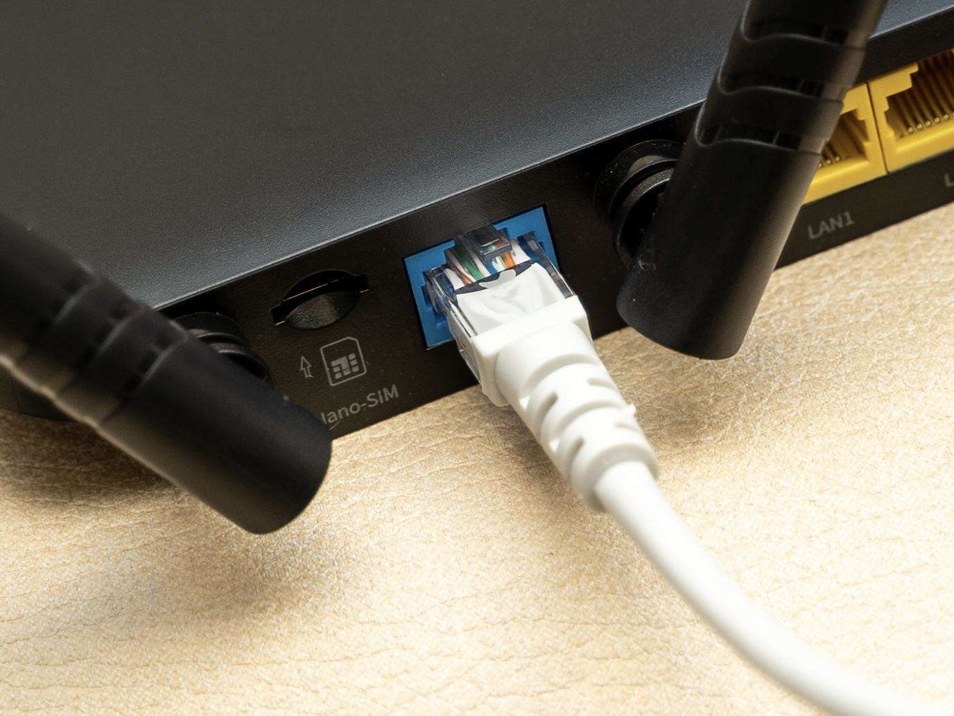 接口方面,有一个sim卡槽,rst重置孔,一个百兆蓝色wan口,两个百兆黄色