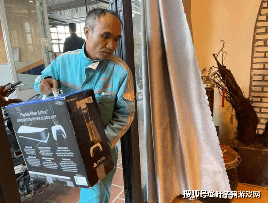 精神|为了玩PS5也是拼了！精神小伙雇店员上门装路由器，成功骗过妻子