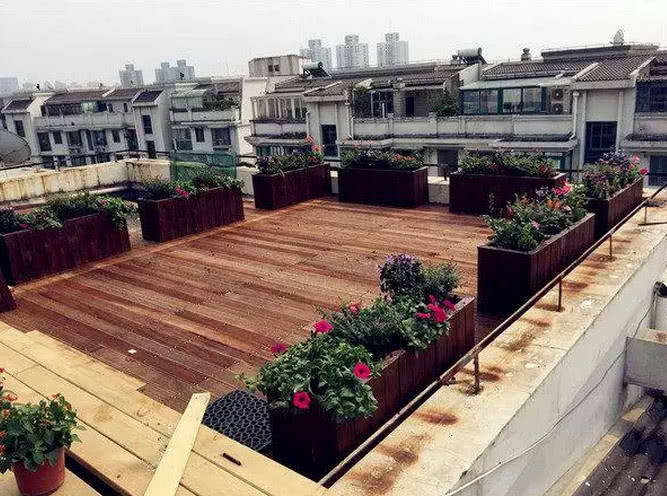 这么一改造,屋主她家的露台就形成了一种平顺的梯田式花园,开始在花箱