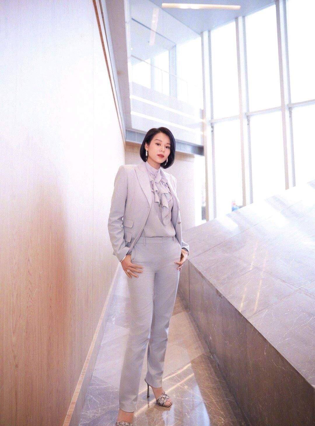 原创胡杏儿穿衣真大胆穿粉色西装的真空穿法亮相又飒又有气场