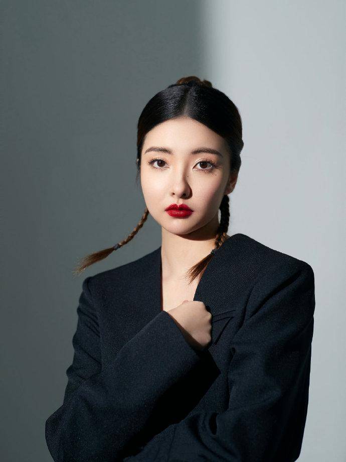 原创王思聪前女友豆得儿首次直播脸变胖颜值下滑衣品却是显高模板