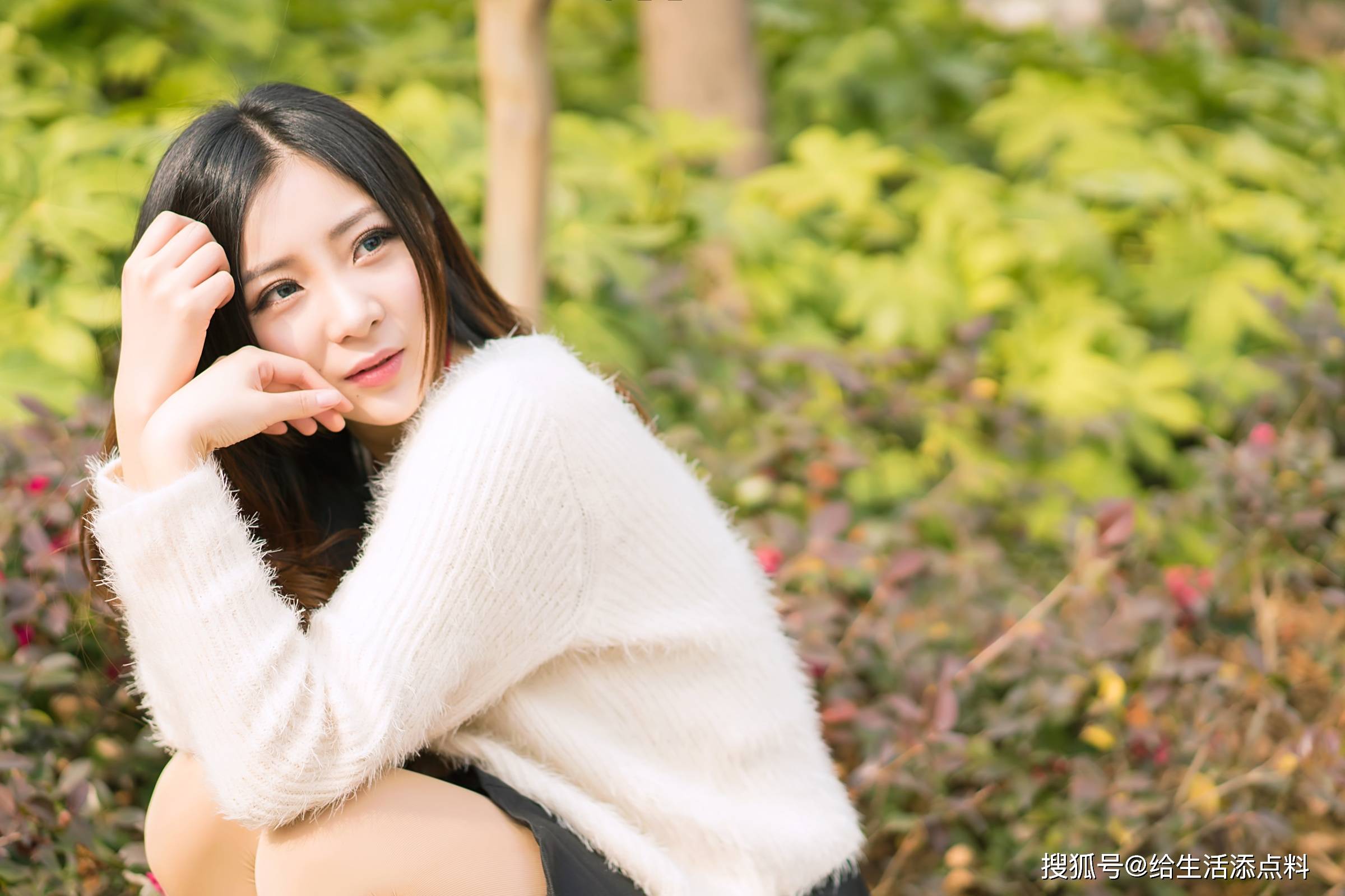 青春美少女白色毛衫搭配黑色短裙性感而不失优雅