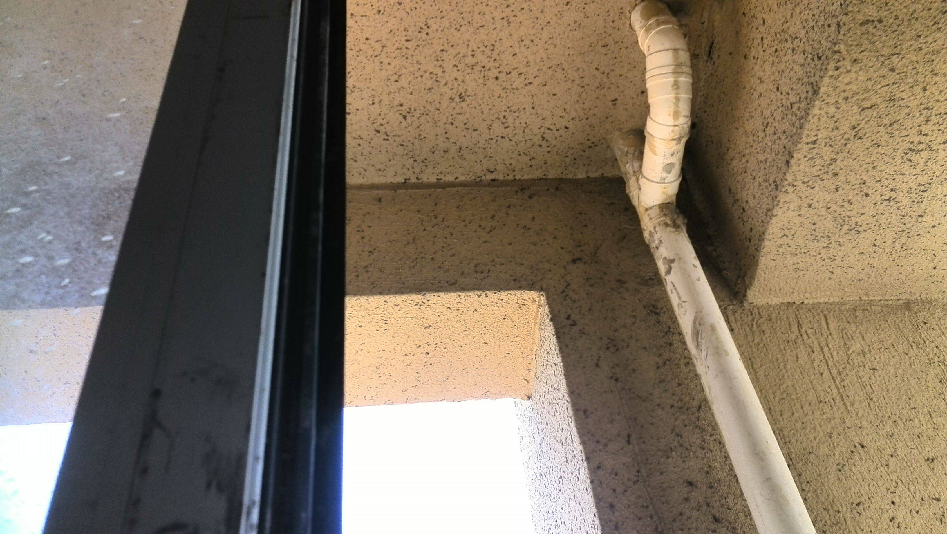 明明是小区公共雨水管凭什么要占我家阳台面积我要移到外墙去