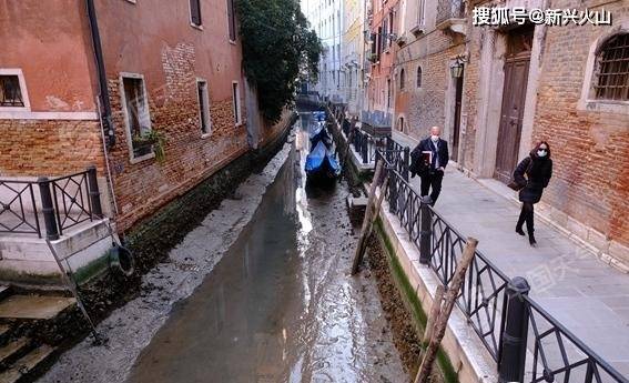 水城威尼斯严重缺水，昔日小河变臭水沟，贡多拉船纷纷搁浅