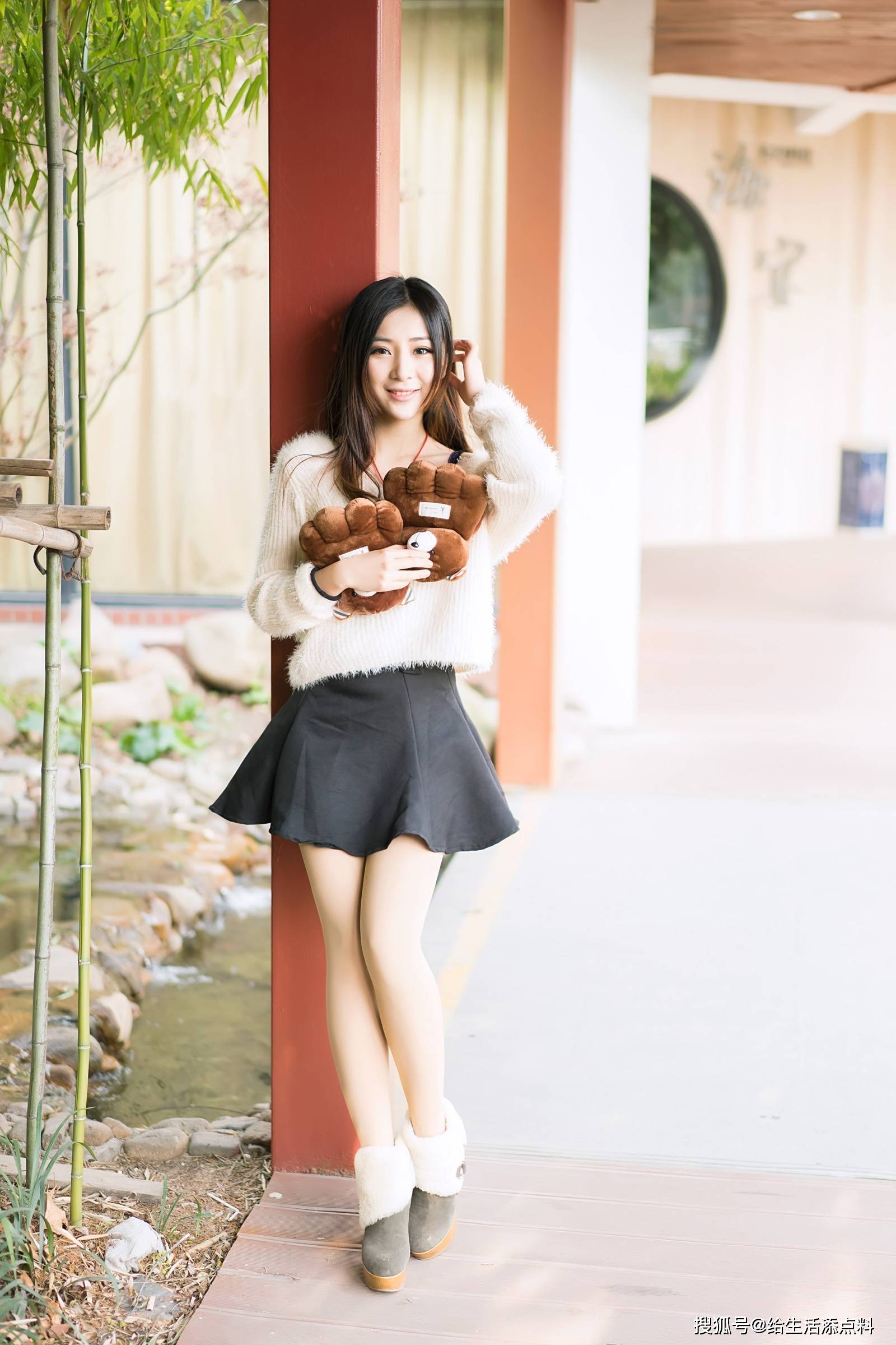 青春美少女白色毛衫搭配黑色短裙性感而不失优雅