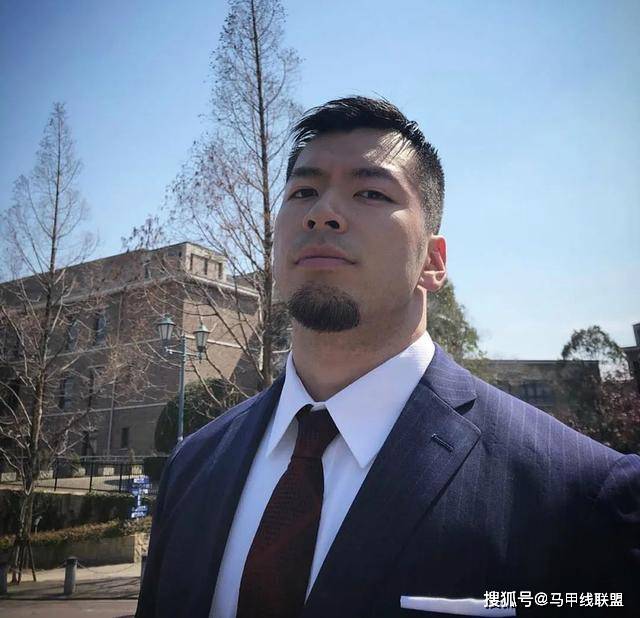 原创他的身高18米身材魁梧每天坚持深蹲练出强壮大腿