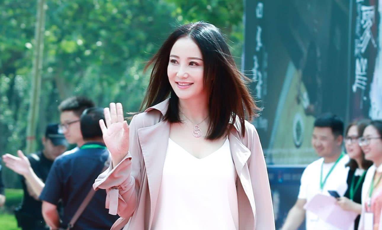 她是整容最成功的女星,曾为整容不惜重金,今51岁仍嫩得像30岁