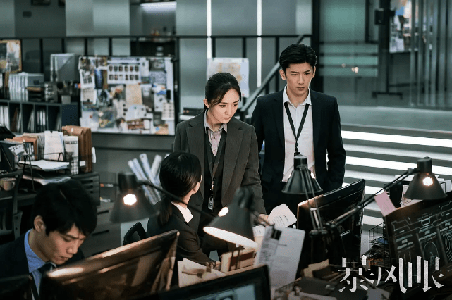《暴风眼》是一部披着偶像剧外衣的刑侦剧，导演靠谱，杨幂有进步