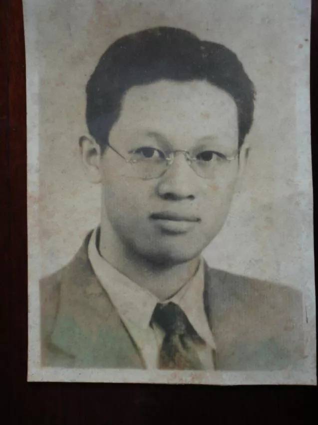 通过新四军6师军医张贤和护士朱萍,王征明结识了在吴淞地区行医的医生