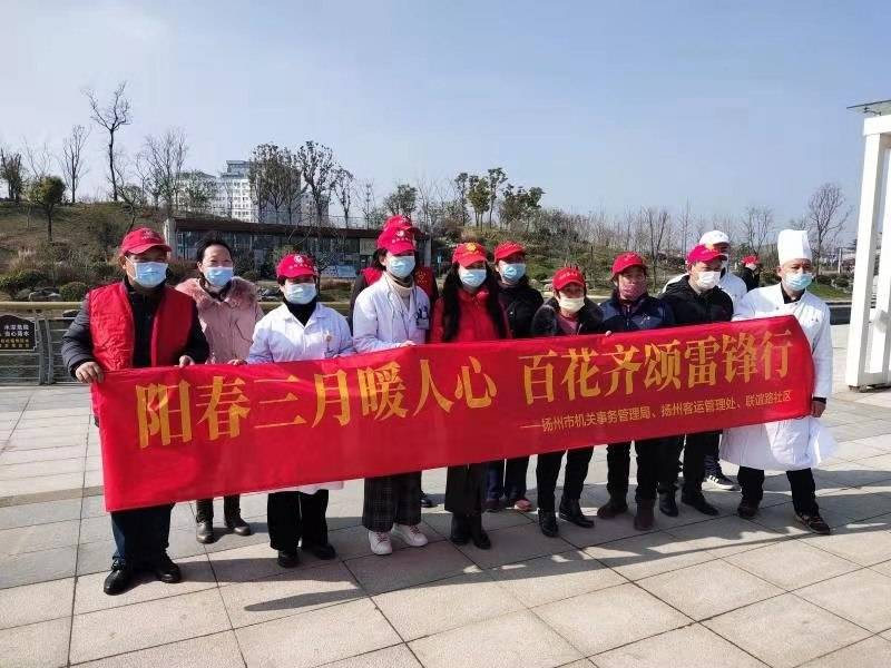 5扬城街头出现学雷锋志愿服务活动