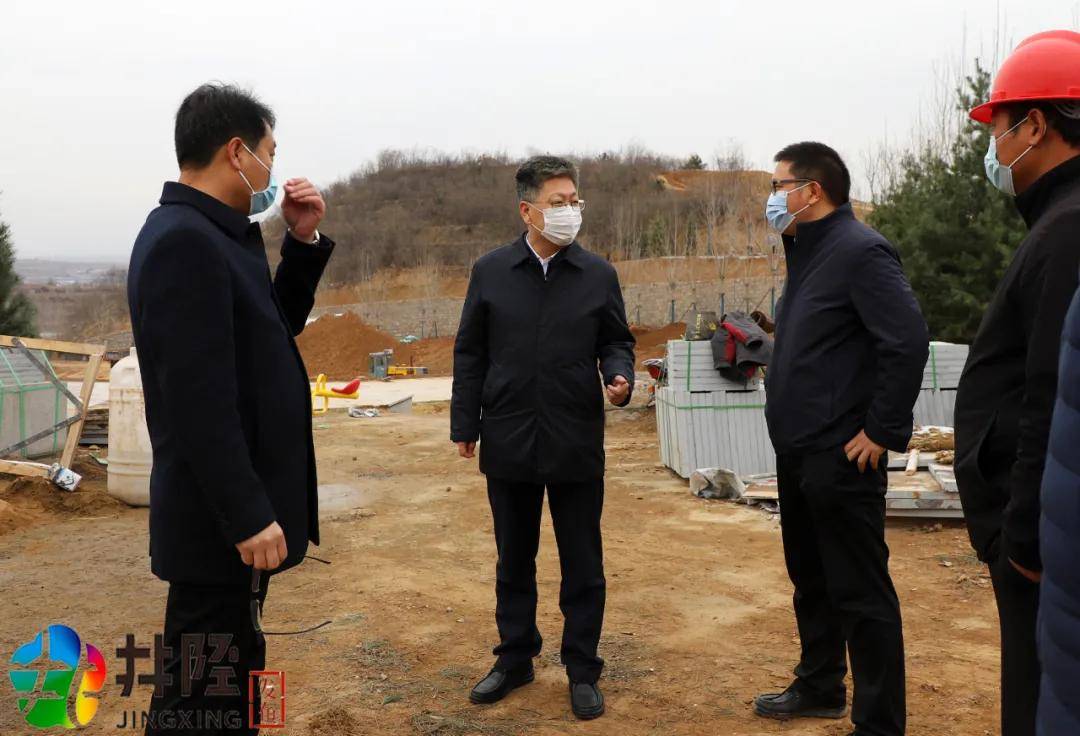 沿着泥泞的道路,刘玉渭查看了公园绿化,美化和场馆,道路建设以及景点