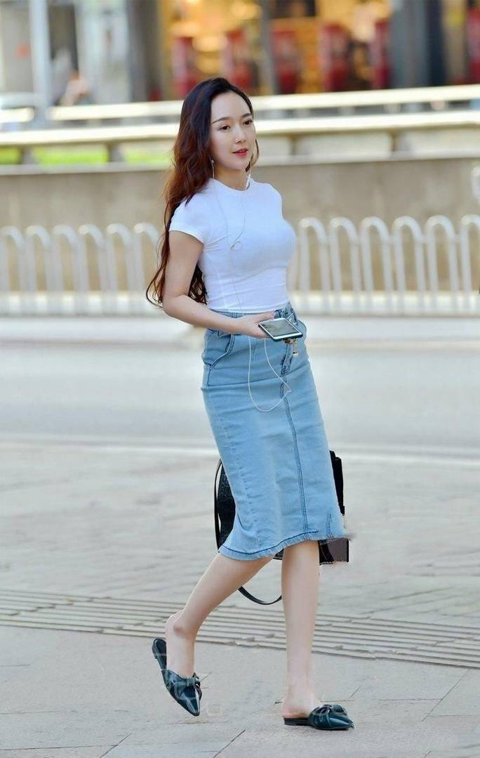 尘事难以预测 做事不必太执 谁都没法带去哪些 又何苦担心 年月