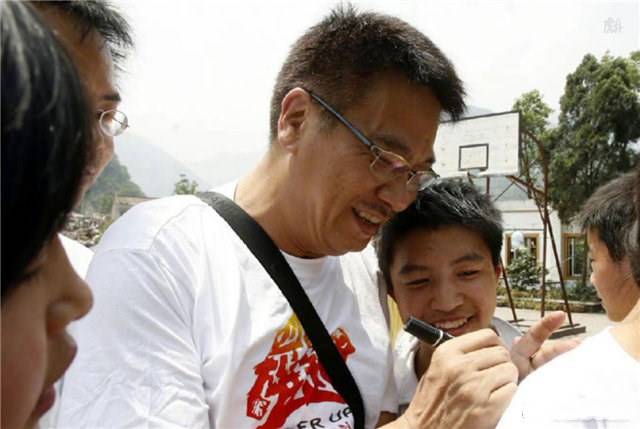 吴孟达设灵幼子吴韦仑神情哀伤抵灵堂周星驰花圈放显眼处