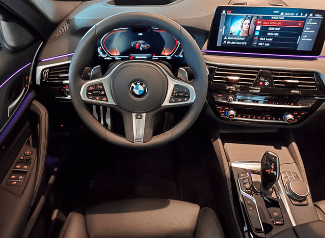 宝马540i到店实拍大量熏黑套件并搭30t双增压四驱