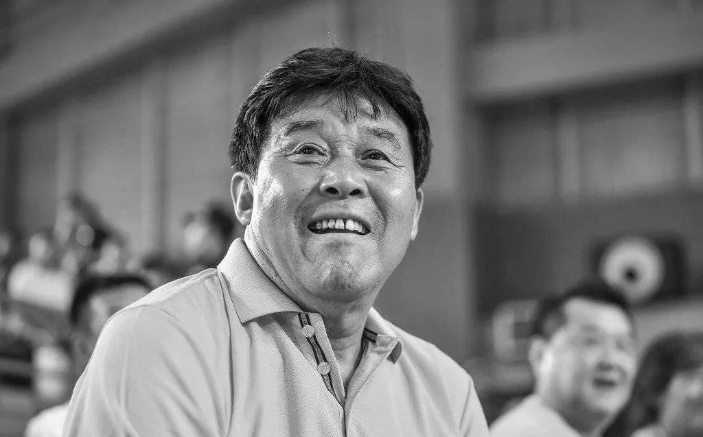 原创引起公愤江苏女球迷诋毁迟尚斌去世遭大连球迷人肉