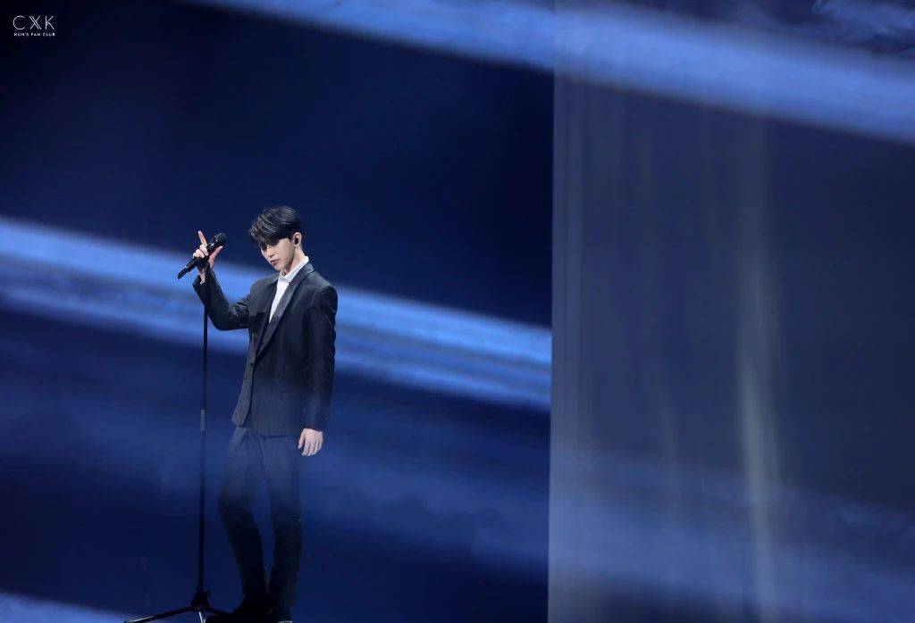 蔡徐坤壁纸他有一种为舞台而生的特质是稳重与爆发力的混合体