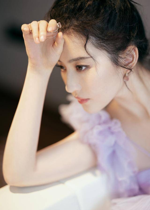 春日女神!刘亦菲春日紫樱蛋糕裙美照释出,又仙又甜美,太好看了