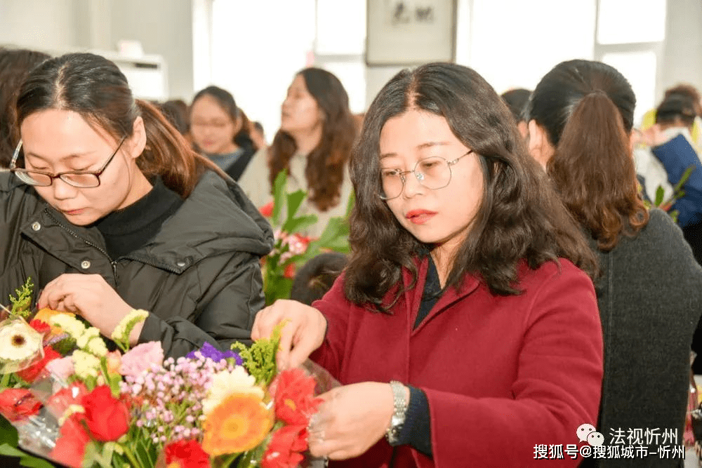 最靚麗的風景實驗中學女教師插花活動