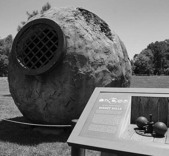 旧影拾记：美国加利福尼亚州发现的两个大圆球，其作用至今是个谜