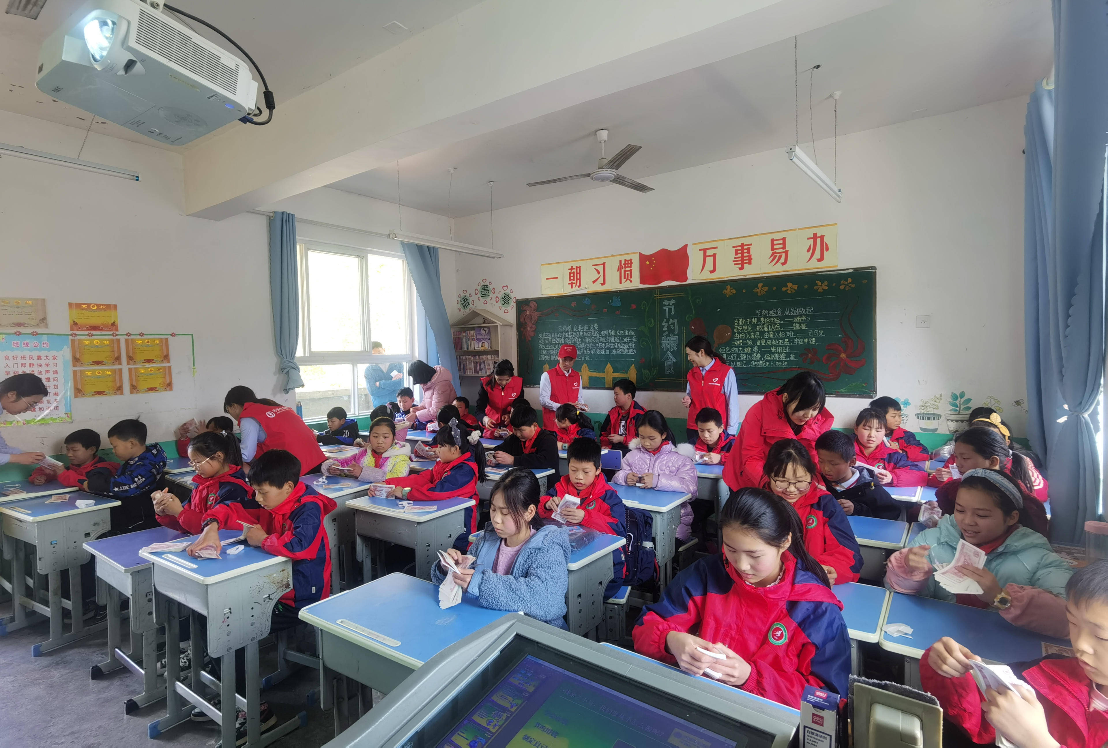 "七一小学五年级教室不断传来学生稚嫩的齐声,这是兴安路支行团支部