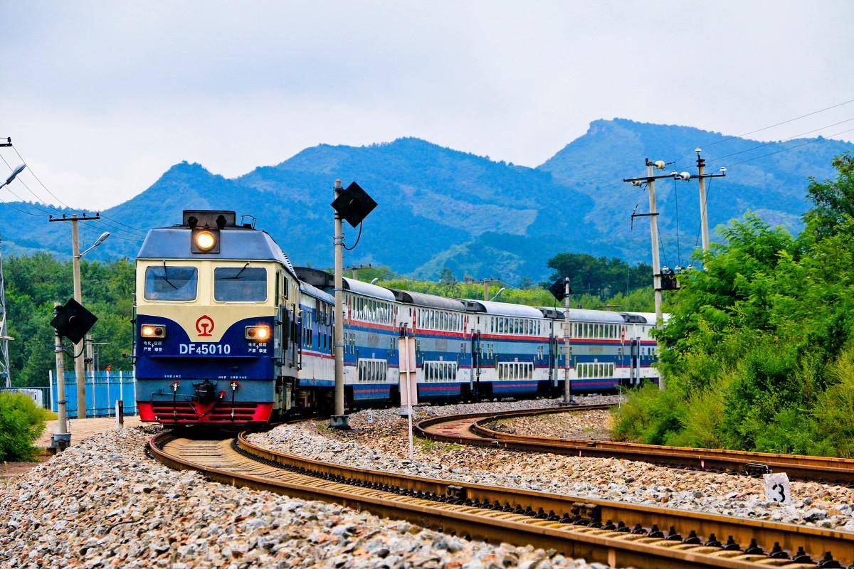 81对公益性慢火车26年不调价到底为啥