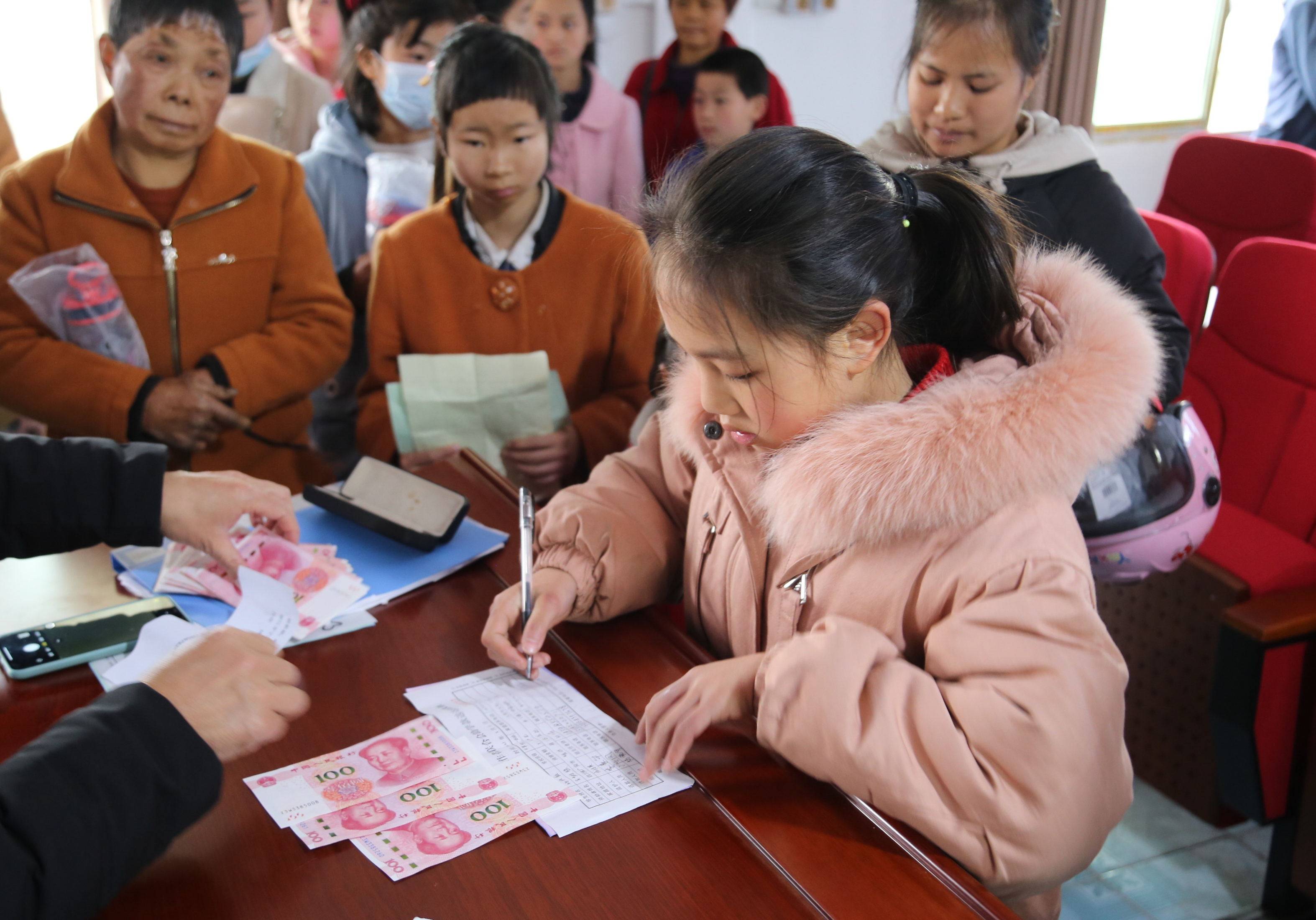 各市,县,乡挨家挨户去送助学款及走访了解新申请助学贫困生的家庭情况