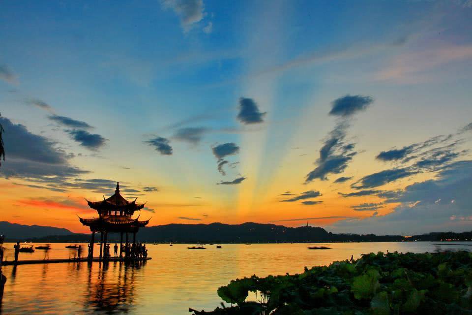 除了苏轼，南宋一个名不见经传的诗人，也写出了春游西湖景色之美
