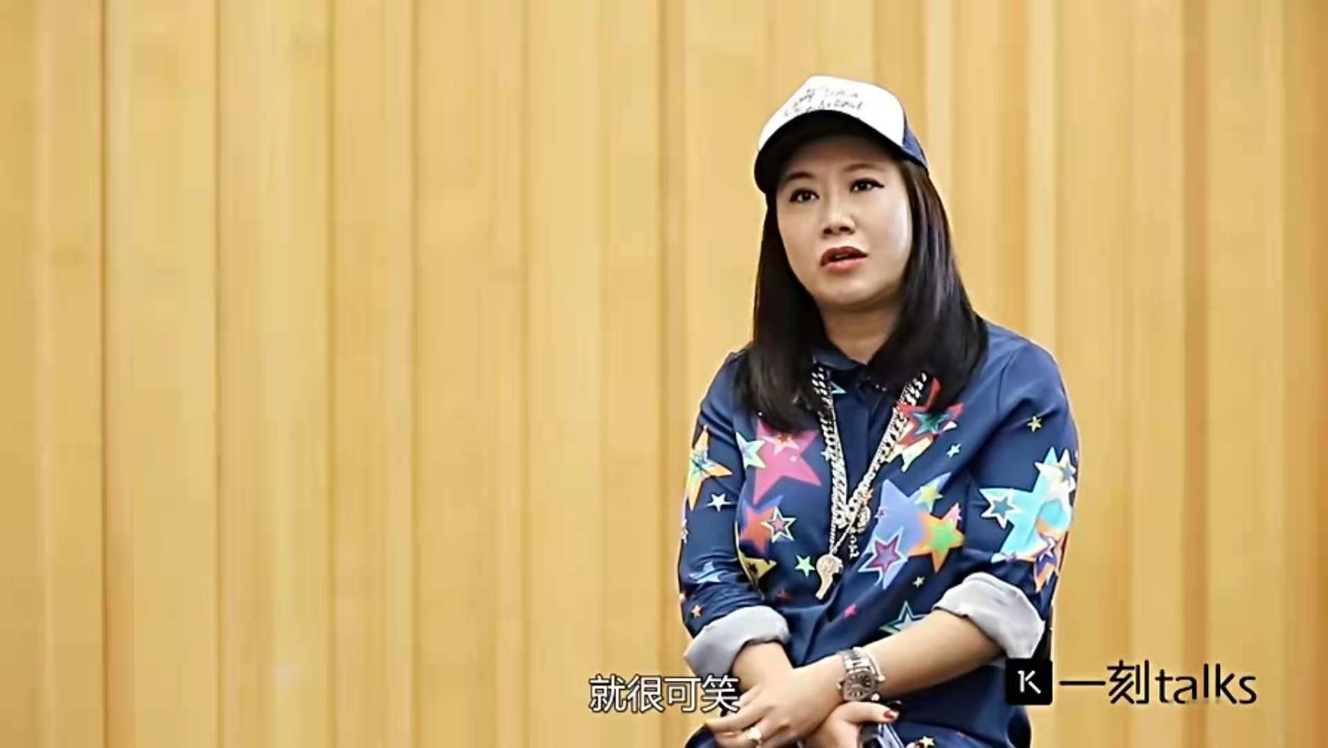 她曾是星爷旗下艺人因黄圣依男人装事件殃及到被雪藏10年