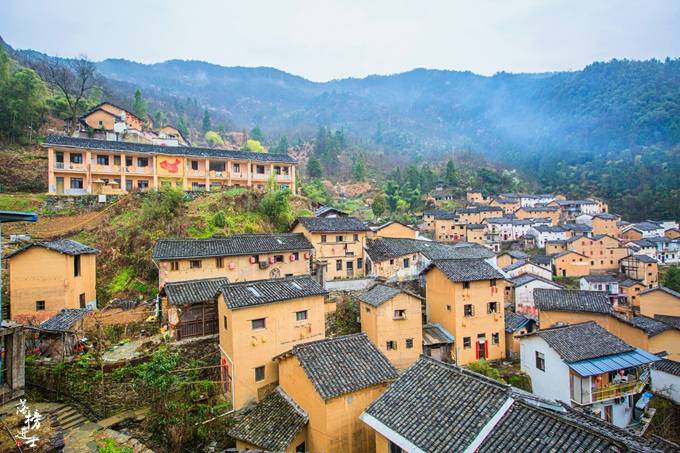 安徽皖南藏有300年历史的土楼，现在还有人居住，仿佛穿越了时空