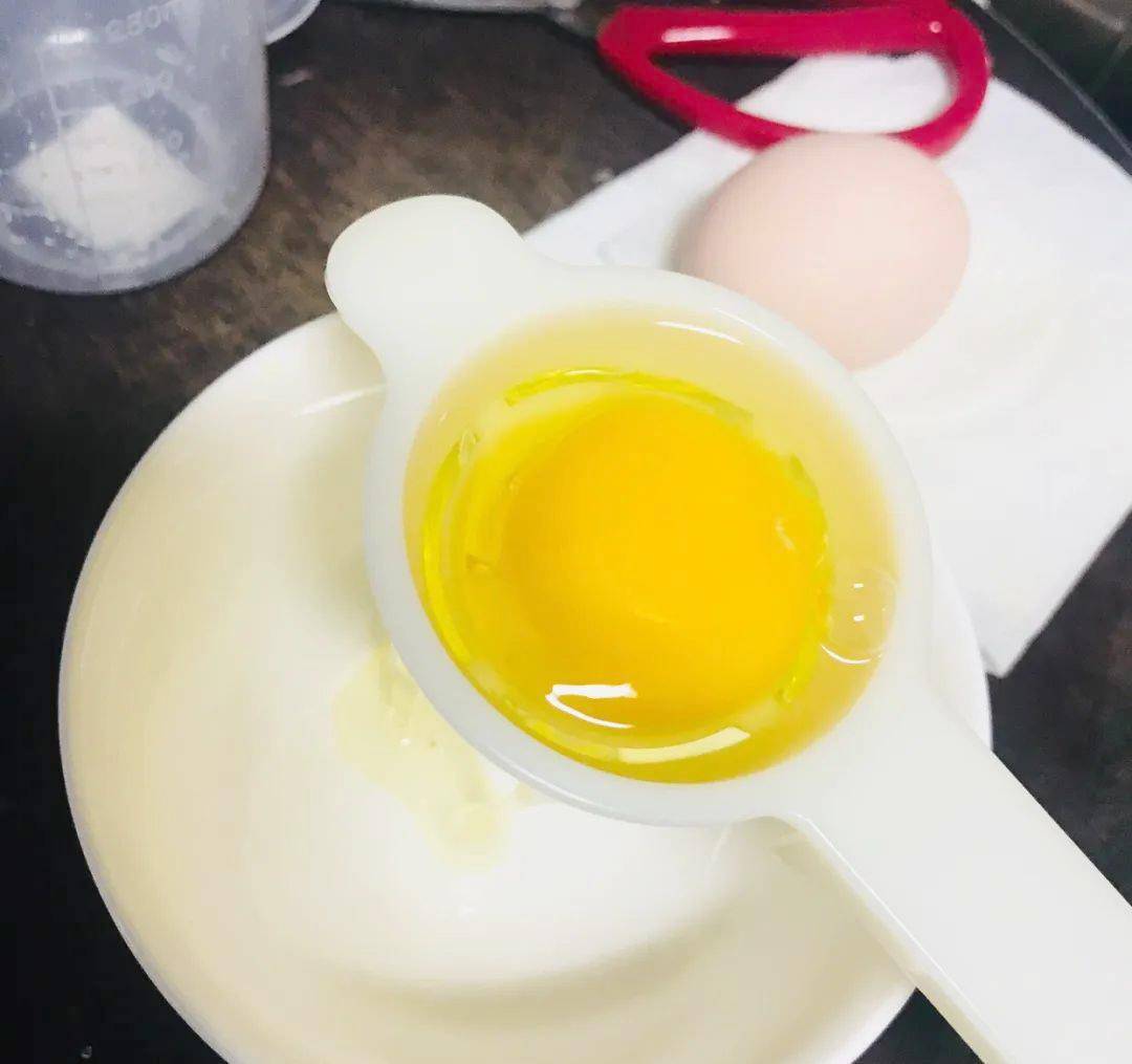 倒入容器中，自然放凉；4.将鸡蛋的蛋清蛋黄分离，然后将蛋清搅拌均匀；