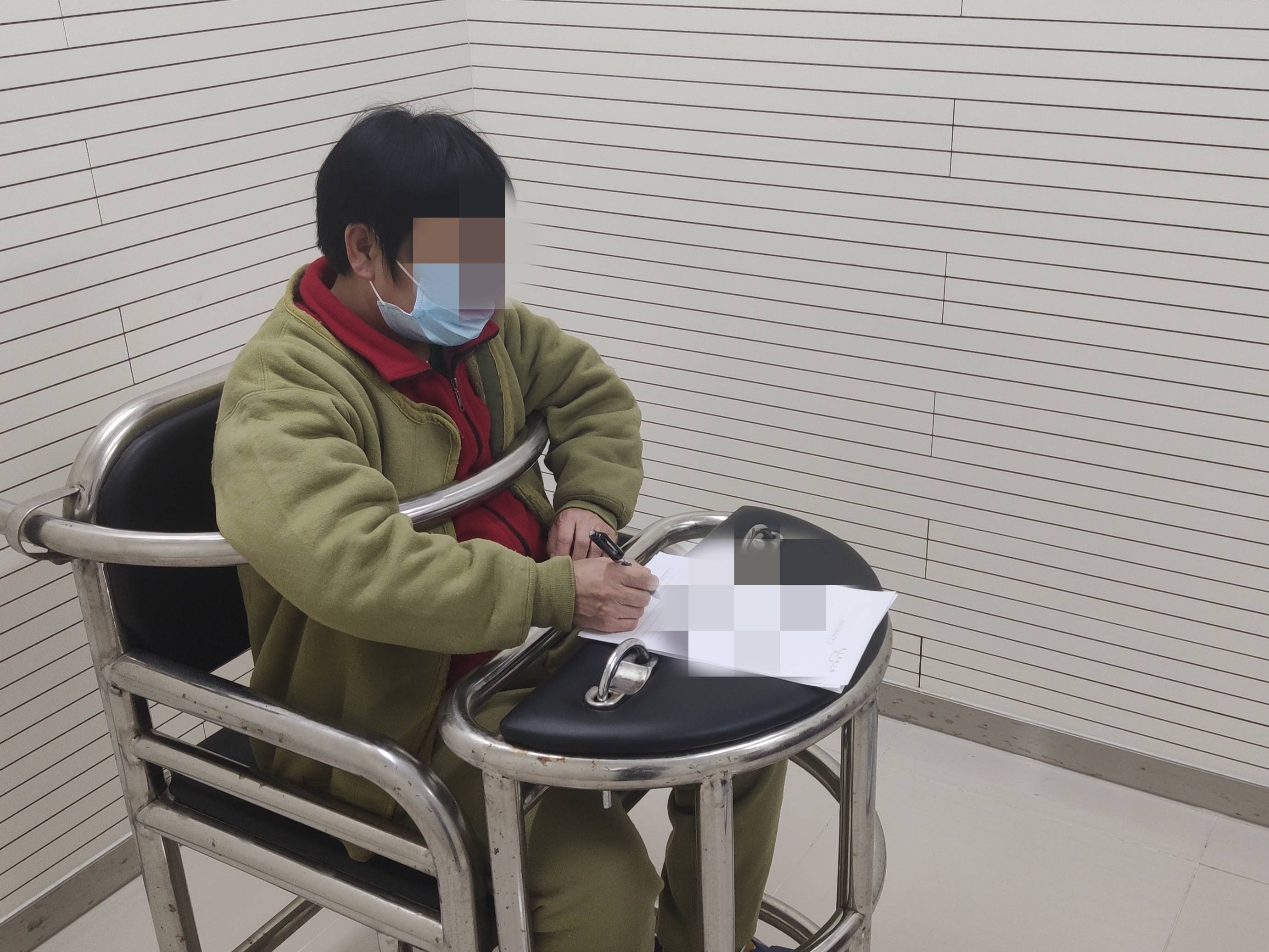 一女子贪便宜捡4000响鞭炮进站被拘留