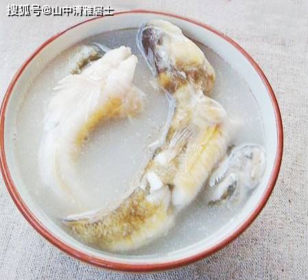 怎样做鱼汤才能让汤变白 a8d4a52f2d2a4849bea6d33a32694859.jpeg