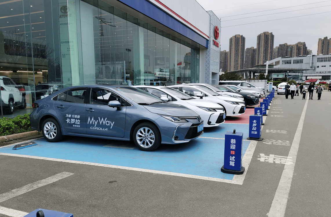 探店丰田4s店:展厅人满为患,新款凯美瑞成关注焦点!