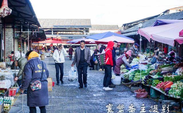 丽江忠义市场的早菜市走走，街边的莲藕又细又长还里外都是黑泥