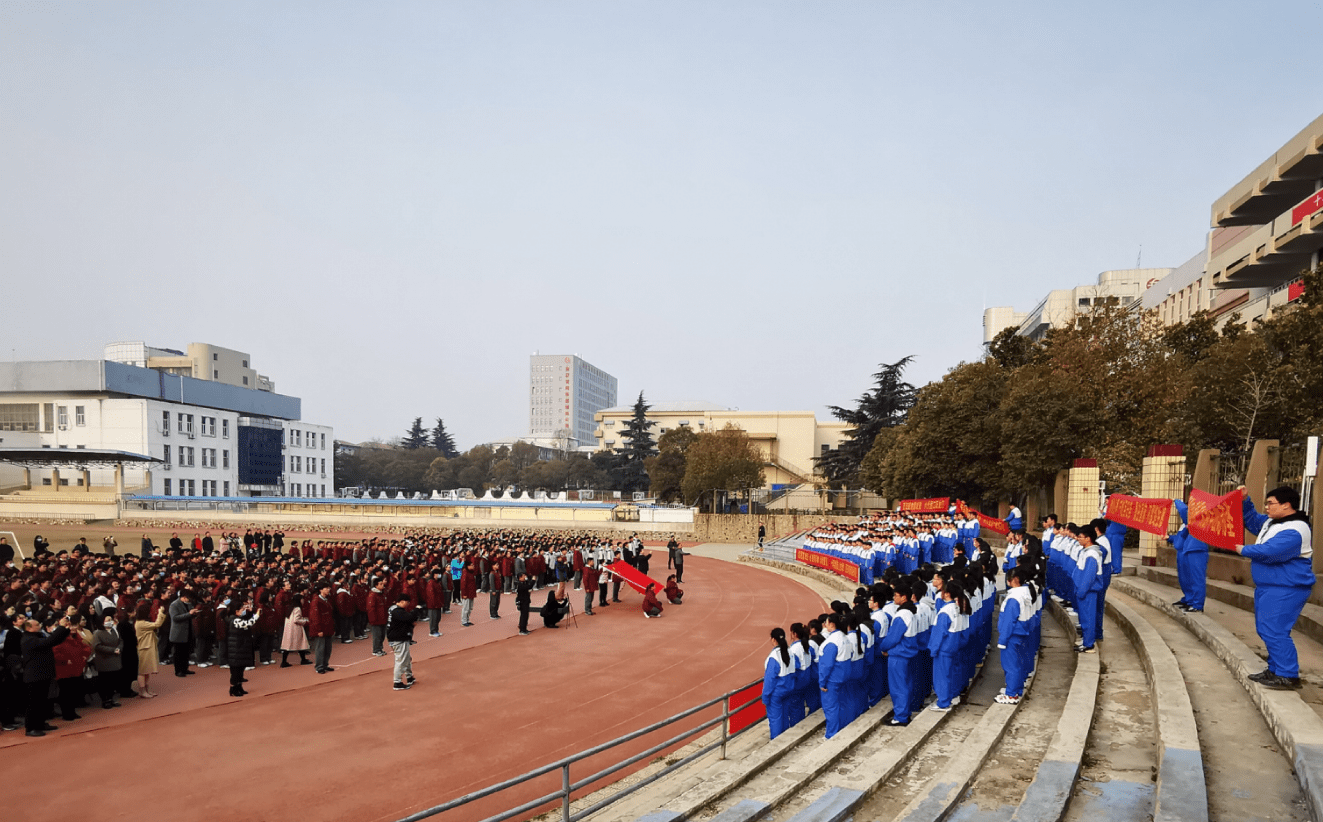 徐州36中举行2021届高考百日誓师大会暨成人仪式_高三