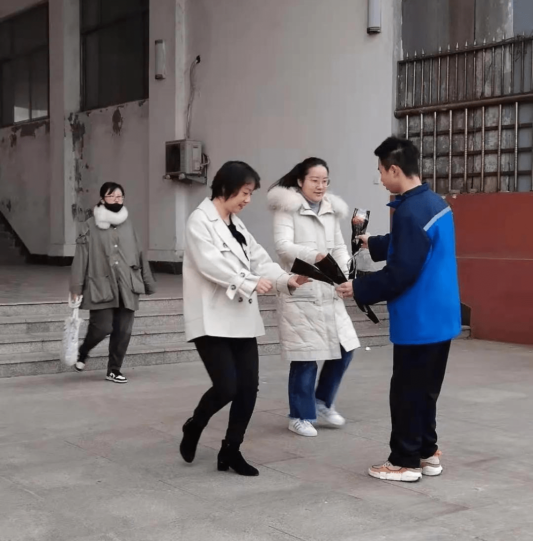 枣庄三中开展"向女教师送祝福"活动