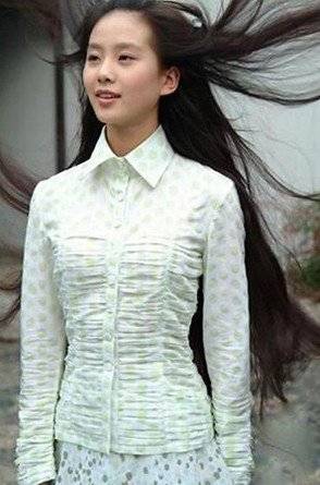 原创刘诗诗封面出炉,一身红衣配上红唇,尽显女人温柔的一面