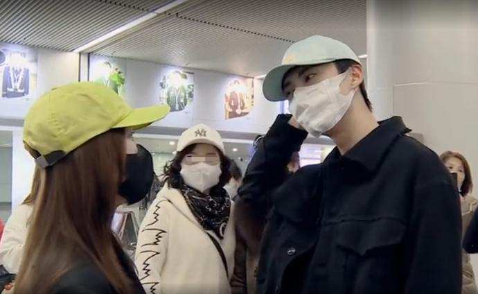 姐弟cp太好磕王鹤棣接机秦岚偷说悄悄话