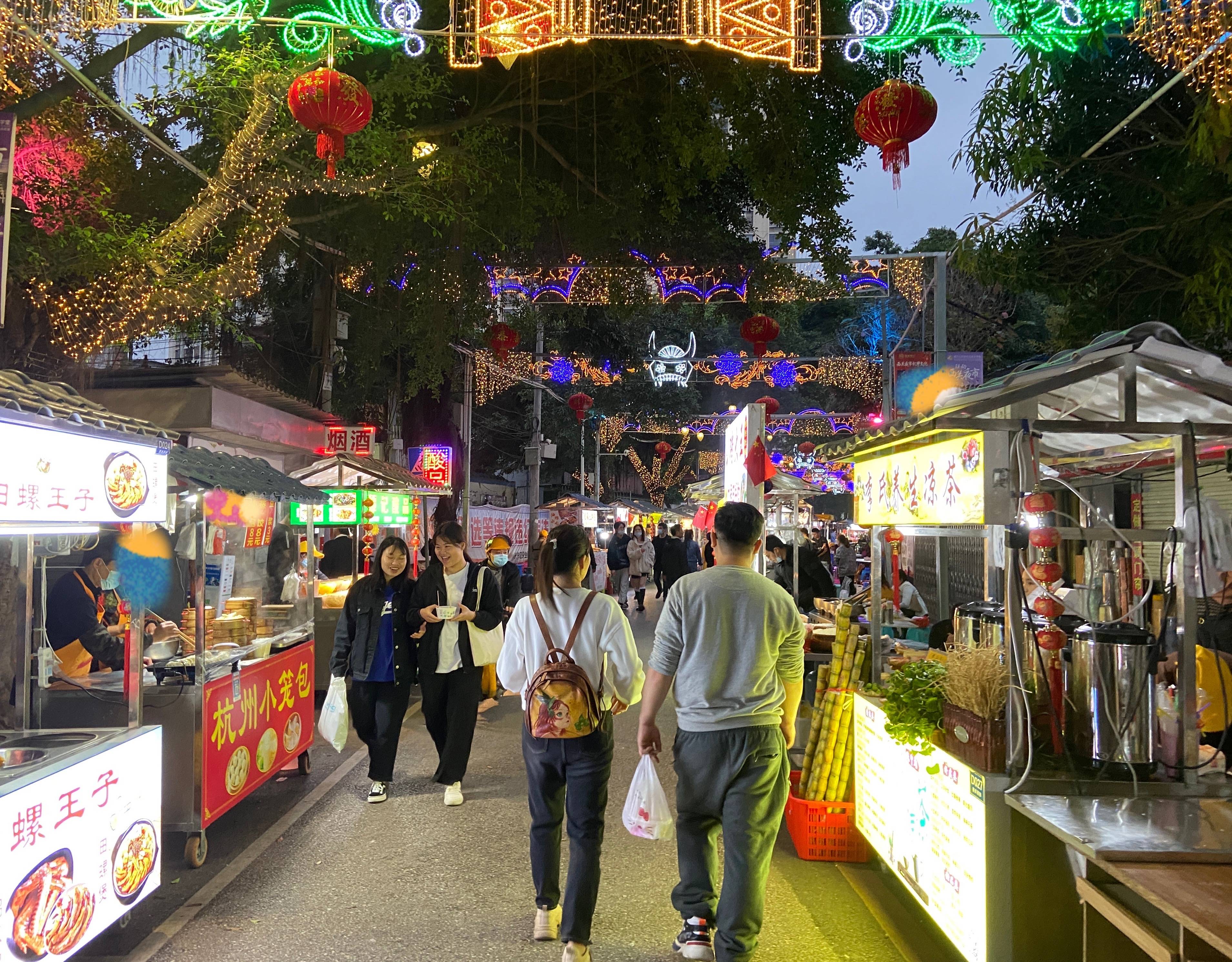 南宁市中心朝阳广场又开了一条夜市美食街，汇聚了上千种特色美食