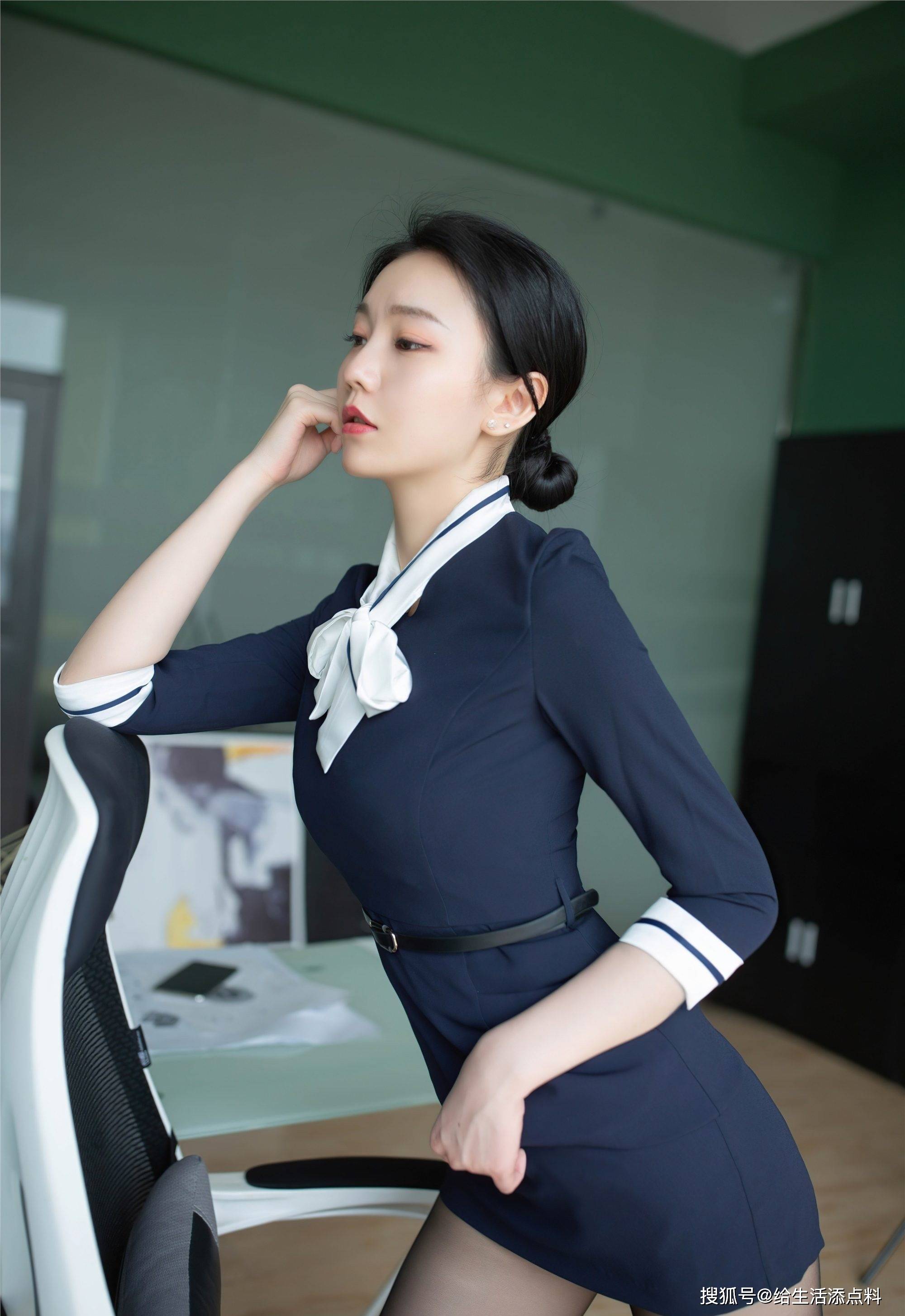 办公室里的蓝色连衣裙美女搭配黑色丝袜高跟鞋精致干练时尚迷人
