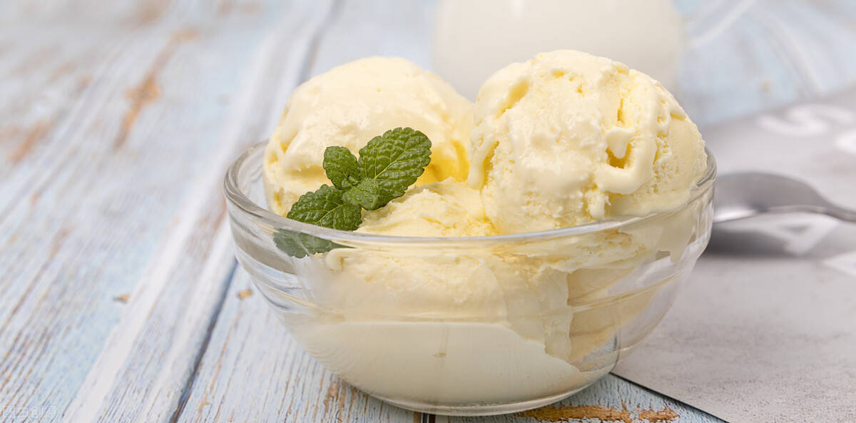 商家为了冰淇淋看上去更有食欲,会使用一些色素,香精,如果冰激凌看