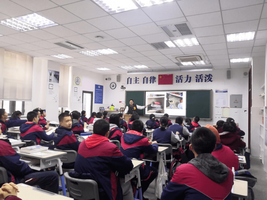 春回大地,草长莺飞,马鞍山上生机盎然,天七校园也因孩子们的回归而