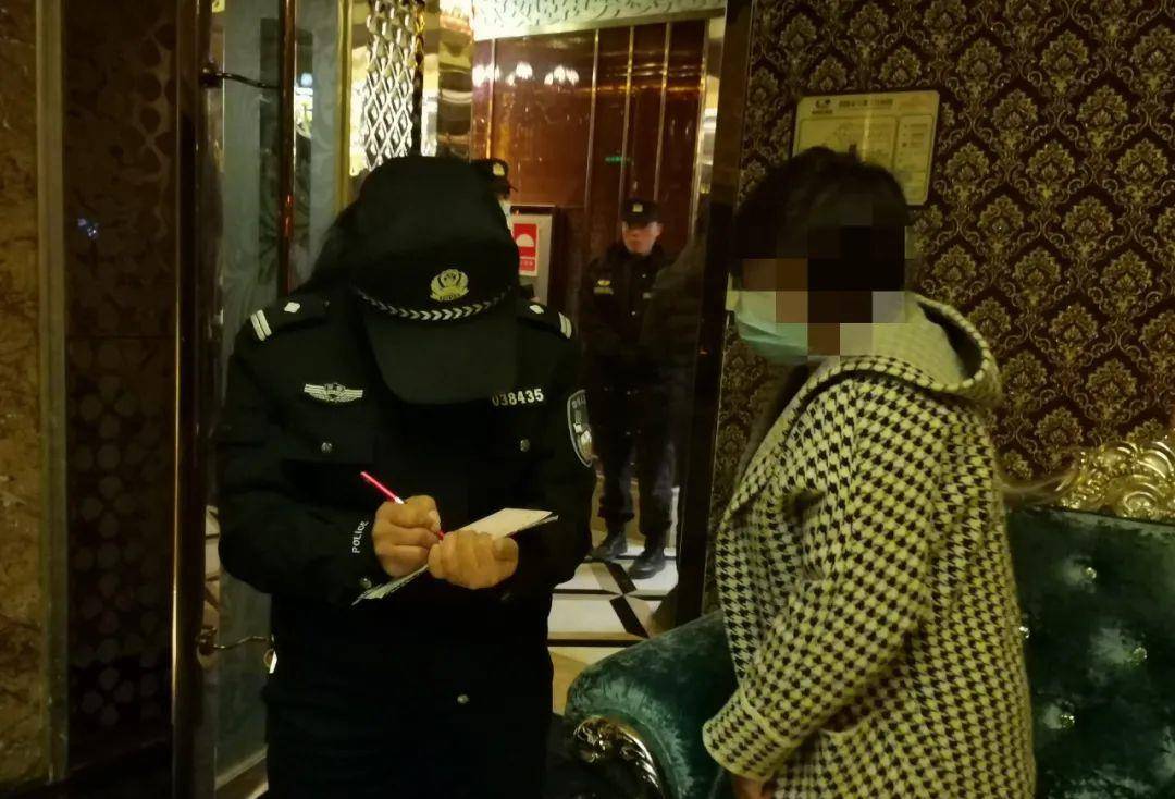 云南警方突袭娱乐会所,70多名年轻女子被抓现行,扫黄现场曝光